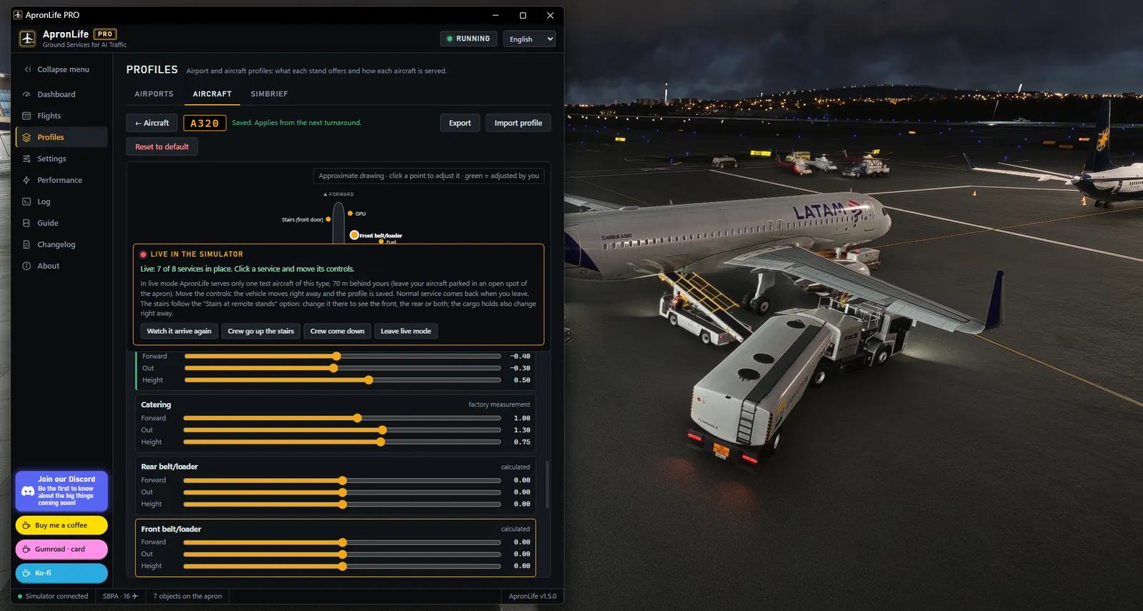 ApronLife PRO window with the Aircraft Studio in live mode next to the simulator view of a LATAM A320 at night with a service truck.